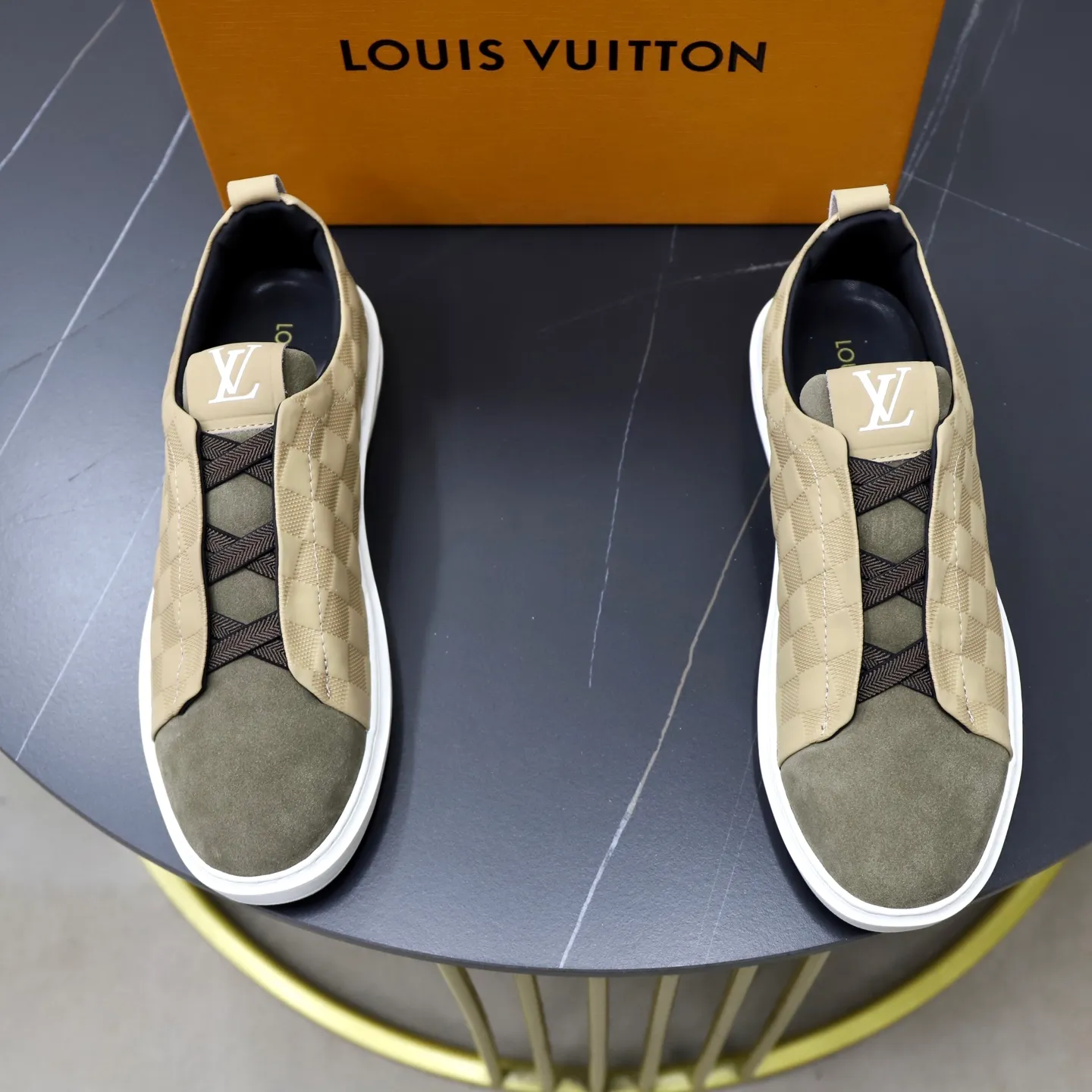 Ex-factory price: 442💰🙅‍♂️🙅‍♂️🙅‍♂️ Brand: LV Louis Vuitton Standard code: 38-44 (45 customized) Grade: Same as the official website Material: Original cowhide material stitching Comfortable and breathable sheepskin lining Lightweight and wear-resistant sports outsole Style category: Men's fashionable casual shoes Running sneakers Distinguished luxury brand elements Top luxury color: actual picture color